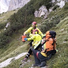 Escursionista di 26 anni precipita dal sentiero e cade per 40 metri: morto sul colpo