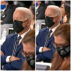 Joe Biden dorme durante gli interventi alla Cop26: «Riposava gli occhi». Il video è virale