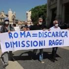 Rifiuti a Roma, sit-in in Campidoglio contro il sindaco Raggi