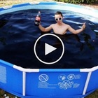 Riempie la piscina con 5.680 litri di Coca-Cola, lancia le mentine e si tuffa col drone