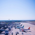 Bari, incidente sfiorato in aeroporto: aereo atterra mentre un Boeing è in decollo. Paura sulla pista 7