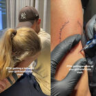 Fidanzato si fa tatuare sul braccio il morso della sua compagna: accusato di stalking