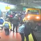 Paura nella metro di Buenos Aires: cade sui binari mentre il treno è in arrivo