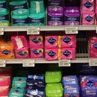 «Assorbenti e prodotti igienici femminili gratis»: la svolta storica del governo in Scozia