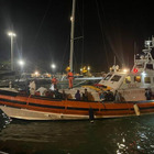 Migranti, barchino con 70 persone si ribalta