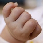 Padova, mamma scuote il figlio di cinque mesi: per il piccolo si valuta la morte cerebrale. La donna: «L'ho cullato troppo forte»