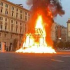 immagine Napoli, incendio Venere degli stracci. L'ira di Sgarbi: «Andranno cercati, inseguiti, puniti»