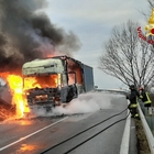 Jesi, camion avvolto dalle fiamme: momenti di terrore lungo la strada provinciale