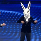 Sanremo 2020. Fiorello entra vestito da Coniglio, poi si toglie la maschera: «Sono Maria De Filippi»