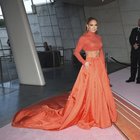 Jennifer Lopez in formissima per il premio Fashion Icon: strascico e addominali in vista