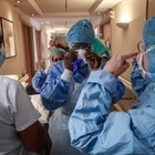 In Italia i medici morti salgono a 51, contagiati 6.414 operatori. Aifa autorizza 3 nuovi studi su farmaci