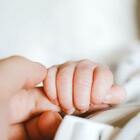 Genitori positivi e figli negativi: ecco come gestire l'isolamento domiciliare (e l'allattamento dei neonati)