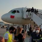 L'Italia torna a casa, selfie e applausi all'aeroporto