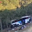 Incidente choc, il bus perde il controllo e finisce nel burrone: volo di 30 metri, almeno 12 morti e 19 feriti