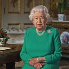 La Regina Elisabetta e il discorso sul coronavirus: il messaggio nascosto nella spilla di famiglia