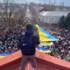 Ucraina, la manifestazione a Nova Kakhovka occupata dai russi
