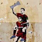 Conference League, a Testaccio spunta un nuovo murales: Di Bartolomei tiene in spalla Pellegrini e la Coppa