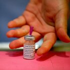Astrazeneca taglia ancora le dosi destinate alla Ue, anche Bulgaria e Thailandia sospendono le vaccinazioni. Oms: continuate ad usarlo