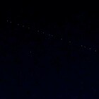 Trenino satelliti Starlink, le luci in fila che hanno illuminato il cielo la sera di Natale (anche in Italia)