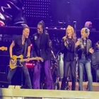 Michelle Obama scatenata al concerto di Bruce Springsteen: l'ex first lady suona il tamburello sul palco. Ma sui social è polemica