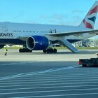 Porta di emergenza si apre durante il decollo, panico sul volo della British Airways