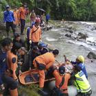 Bus in un burrone a Sumatra, almeno 28 morti: «Cadaveri portati via dal fiume» VIDEO