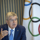 Parigi 2024, il Cio invita atleti russi e bielorussi alle Olimpiadi e scoppia la polemica. Zelensky: «Persa l'onestà»
