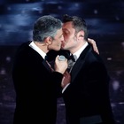 Sanremo, Fiorello bacia Tiziano Ferro: «C'è del bacismo». Il cantante: «Scusa Victor»