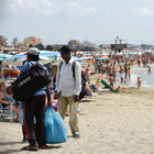 Salvini: «Multe a chi acquista dagli ambulanti in spiaggia: vietati anche massaggi e tattoo»