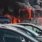 Autobus in fiamme a Roma: 3 persone rimaste intossicate. La colonna di fumo nero ripresa dai passanti