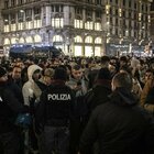 Capodanno, tensione a Milano: roghi e sassi contro la polizia. Cosa è successo