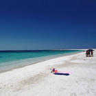 Turismo, la Sardegna propone di ripartire: «Di nuovo al mare in piena sicurezza»