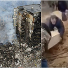 Ucraina, fosse comuni nel bosco di Kharkiv per seppellire i morti: i camion trasportano le bare fuori dalla città