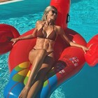 Elena Santarelli, la foto in bikini scatena gli hater: «Smettila di usare photoshop». Lei risponde così