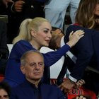 Marta Fascina in abito blu lungo torna in pubblico allo stadio per il Trofeo Berlusconi. Pier Silvio: «La storia di papà non va dimenticata»