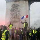 Gilet gialli di nuovo in piazza: guerriglia a Bordeaux, giornalisti aggrediti