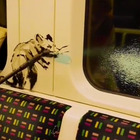 Banksy, nuova opera nella metro di Londra: chi non indossa la mascherina è un «ratto»