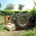Schiacciato dal trattore in retromarcia perde la vita nell'azienda agricola