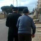 Anziano telefona ai carabinieri: «Un'auto ostruisce il passaggio». Ma aveva solo bisogno di compagnia