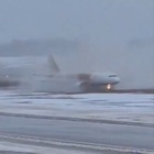 Aereo da Bergamo a Vilnius finisce fuori pista: atterraggio nella neve, panico per 179 passeggeri