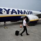 Ryanair,nuove regole per il bagaglio: non è più gratis e tutto quello che c'è da sapere