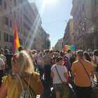 Pride a Roma, folla in piazza e slogan pro Ddl Zan: « Vogliamo i nostri diritti». Manifestazione anche a Milano