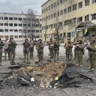 La banda musicale dell'esercito ucraino suona l'inno dopo un attacco aereo