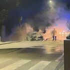 Mestre, fugge dai carabinieri e si schianta con l'auto contro un albero: le immagini del veicolo in fiamme