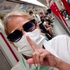 Heather Parisi in metropolitana e con la mascherina anti covid: «Preparatevi: si torna dove eravamo, lo avevano promesso»