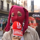 Barcellona, attivisti clima regalano vestiti contro il fast fashion nel Black Friday