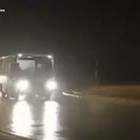 Crisi ucraina, i bus lasciano Donetsk: le immagini postate sui social