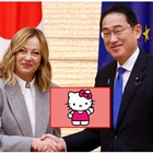 Meloni, un dizionario di Hello Kitty regalato dal premier Kishida: «È per mia figlia, spero studi il giapponese a differenza mia»