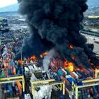 Terremoto Turchia, spaventoso incendio nel porto di Iskenderun. In fiamme i container rovesciati dal sisma