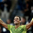 Roland Garros, Nadal batte Djokovic e vola in semifinale: «Continuo a giocare per serate così»
